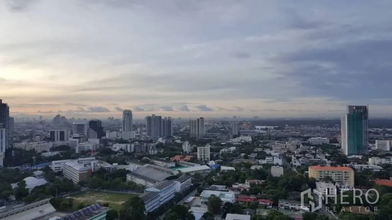 Condominium for rent in Khlong Toei, Bangkok - Panoramic skyline view of Bangkok at dusk from a high-rise condominium.