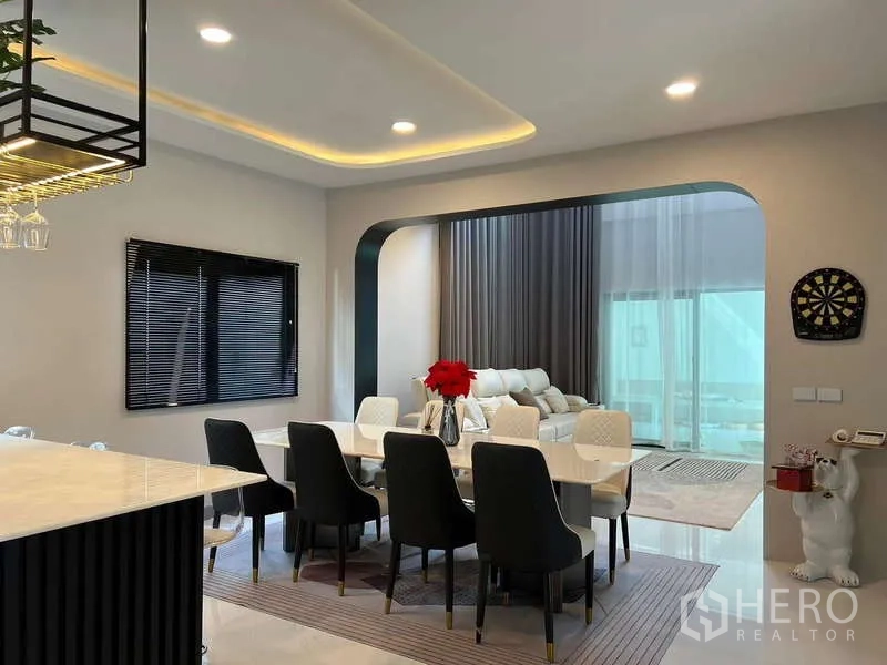 独立式住宅 出租在Bang Phli, Samut Prakan - 开放式餐区与客厅相连，天花隐藏灯带