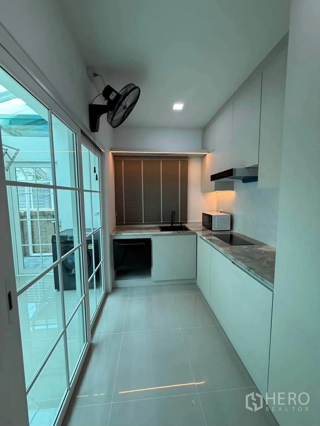 บ้านเดี่ยว for rent in Bang Phli, Samut Prakan - ครัวสมัยใหม่ ตู้บิลต์อิน เตา เครื่องดูดควัน อ่างล้างจาน และประตูกระจกบานเลื่อน.