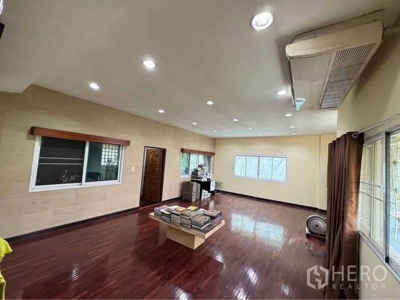 独立式住宅 出租在Suan Luang, Bangkok - 二层家庭活动室，木地板，多扇窗与空调。