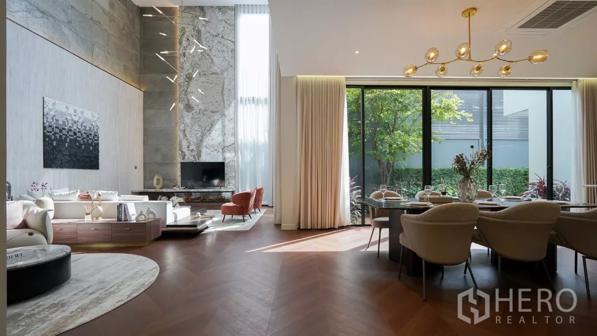 Detached House for rent or sale in Bang Kapi, Bangkok - Spacious great room combining living and dining with garden views and wood floors.