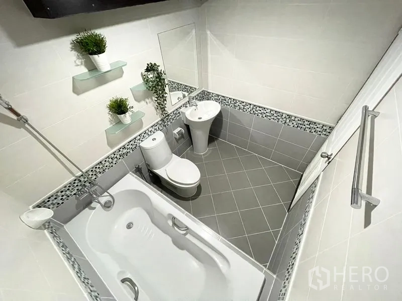 คอนโด for rent in Khlong Toei, Bangkok - ห้องน้ำอีกห้องมีอ่างอาบน้ำ ฝักบัว และคาดโมเสก