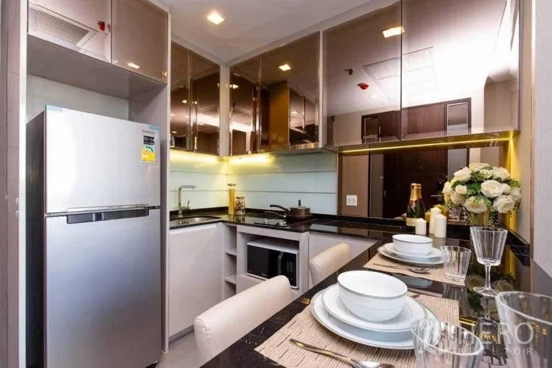 公寓 出售在Ratchathewi, Bangkok - U型厨房，亮面柜体与嵌入式家电，餐具摆设齐全。