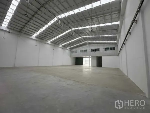Factory for rent in Khlong Luang, Pathum Thani - Bright warehouse bay with extensive clear height and lighting suitable for racking and operations.
