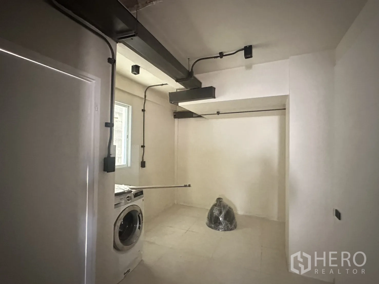 พื้นที่ขายของ for rent in Watthana, Bangkok - ห้องอเนกประสงค์พร้อมเครื่องซักผ้าและพื้นที่เก็บของ.