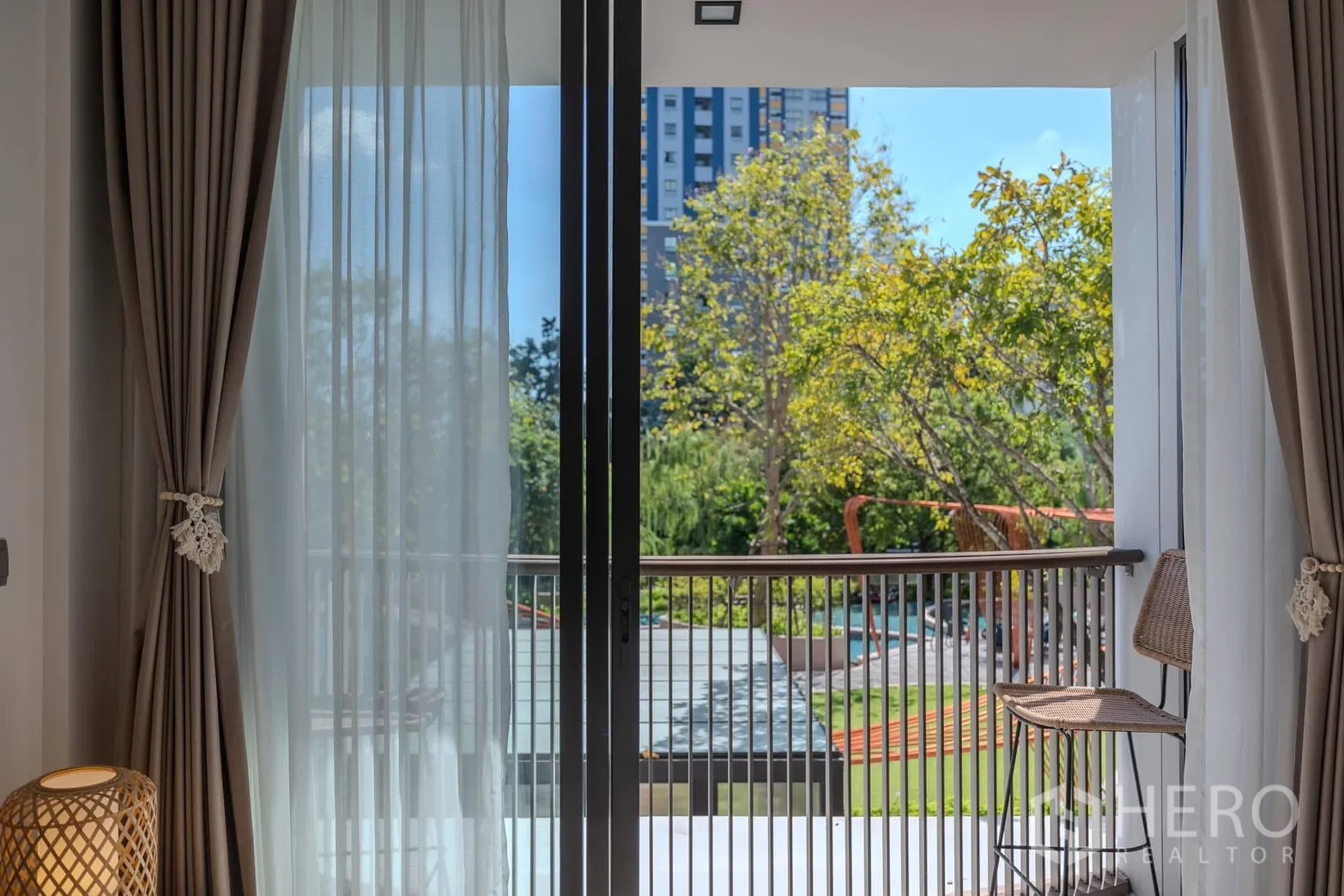 คอนโด for rent in Watthana, Bangkok - ระเบียงส่วนตัวมีสตูลบาร์ มองเห็นสวนและพื้นที่สระว่ายน้ำ