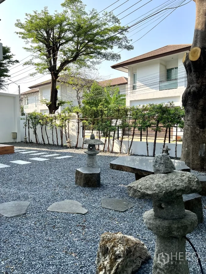 独立式住宅 出租或出售在Saphan Sung, Bangkok - 日式禅意石庭特写，配石灯与坐凳。