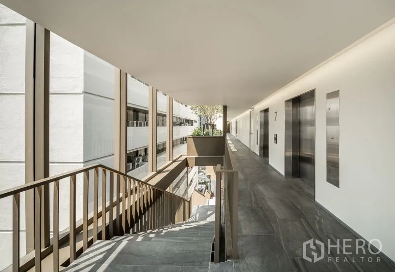 สำนักงาน ให้เช่าในBang Kapi, Bangkok - โถงทางเดินกึ่งเอาต์ดอร์ มีลิฟต์และบันได รับแสงธรรมชาติ