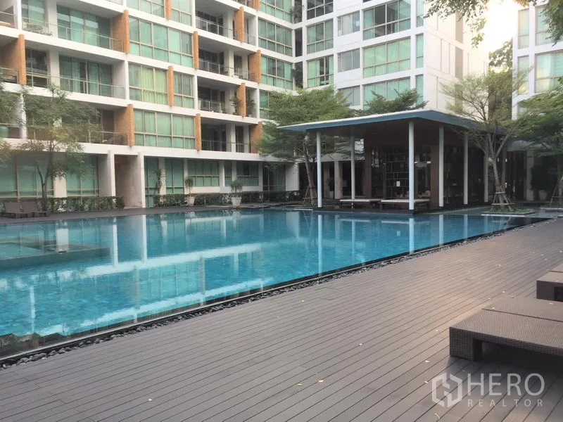 Condominium for rent or sale in Khlong Toei, Bangkok - Condominium courtyard with large swimming pool, sun deck and low-rise buildings.