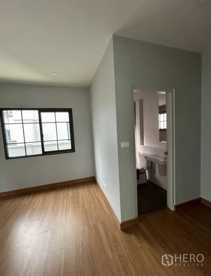 Detached House for rent in Bang Phli, Samut Prakan - Bedroom corner with doorway to an ensuite bathroom.