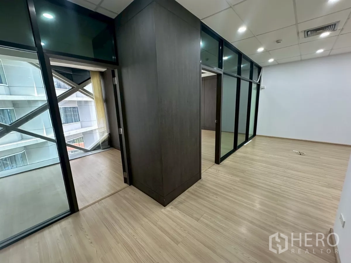 办公空间 出租在Watthana, Bangkok - 走廊式工作区，玻璃墙分隔会议室，临窗观景。