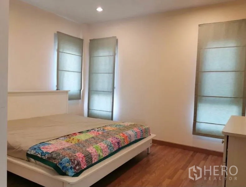 บ้าน ให้เช่าในBang Kapi, Bangkok - ห้องนอนอบอุ่น เตียงคู่ โทนสีเรียบ หน้าต่างสามบานพร้อมม่านพับ