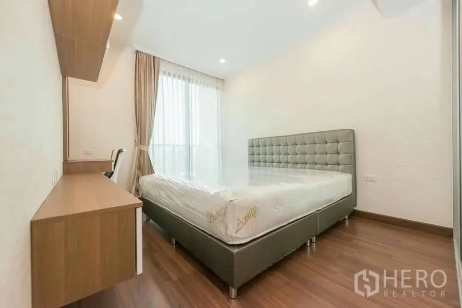 คอนโด ให้เช่าในSathon, Bangkok - ห้องนอนสว่าง เตียงหัวบุ๋ม โต๊ะทำงาน และหน้าต่างเต็มบาน ในคอนโดสาทร กรุงเทพฯ
