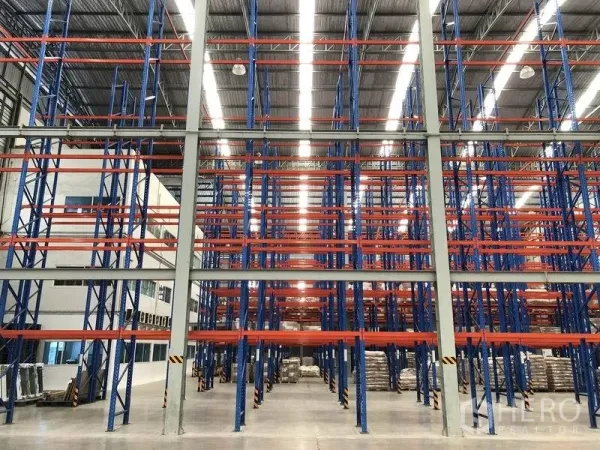 货栈 出租在Bang Pakong, Chachoengsao - 宽敞明亮仓库内成排蓝橙色选择型货架