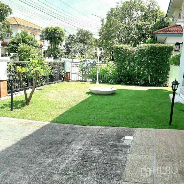 独立式住宅 出租在Prawet, Bangkok - 私家庭院草坪，铺装露台、绿篱与庭院灯。