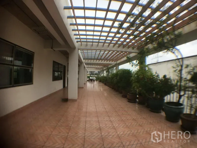 สำนักงาน ให้เช่าในPhra Khanong, Bangkok - ระเบียงชั้นดาดฟ้ามีชายคา เพดานระแนง และกระถางต้นไม้เรียงราย