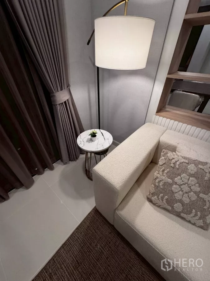 บ้าน ให้เช่าในBang Phli, Samut Prakan - มุมนั่งเล่นสบาย โซฟาเนื้อบูเคล โต๊ะข้างหินอ่อน โคมไฟตั้งพื้น และผ้าม่านหนา