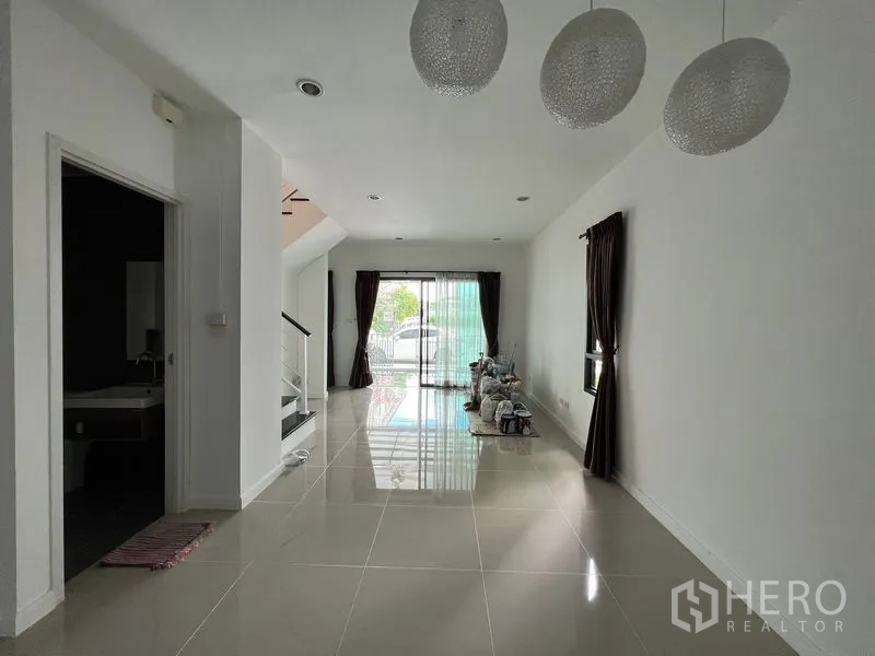Townhouse for sale in Bang Kapi, Bangkok - Open living area with sliding doors leading to the front patio.