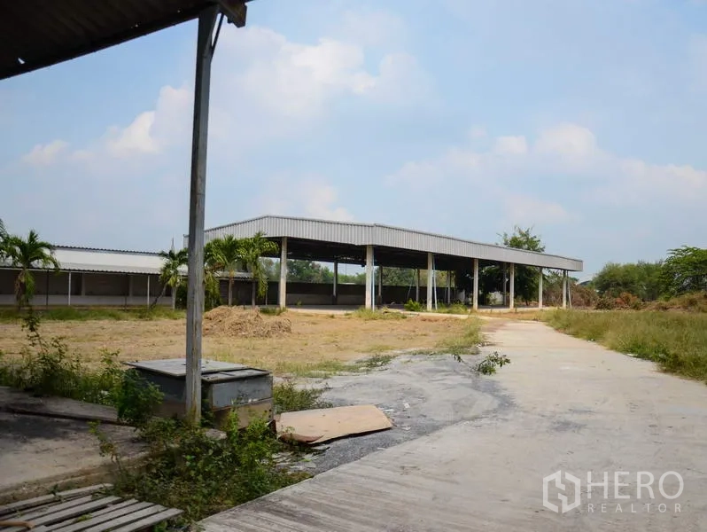 工厂 出租在Pathum Thani - 厂区内的空旷场地，带有覆顶棚和混凝土通道。