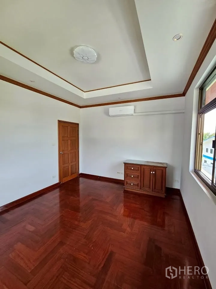 带办公室的家 for rent in Wang Thonglang, Bangkok - 明亮房间，鱼骨拼实木地板，吊顶，空调、木门与窗户。