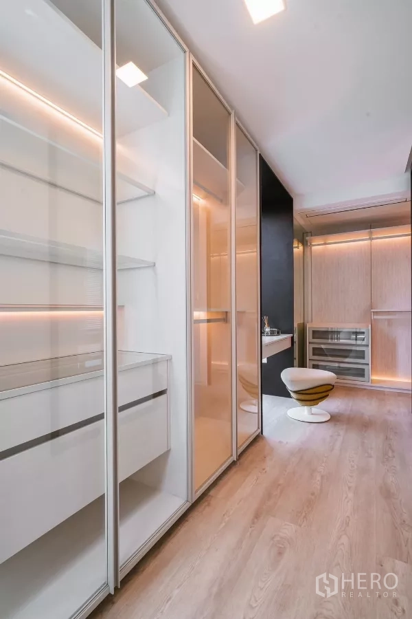 Detached House for rent or sale in Saphan Sung, Bangkok - Walk-in closet with glass wardrobes, vanity and wood floors.