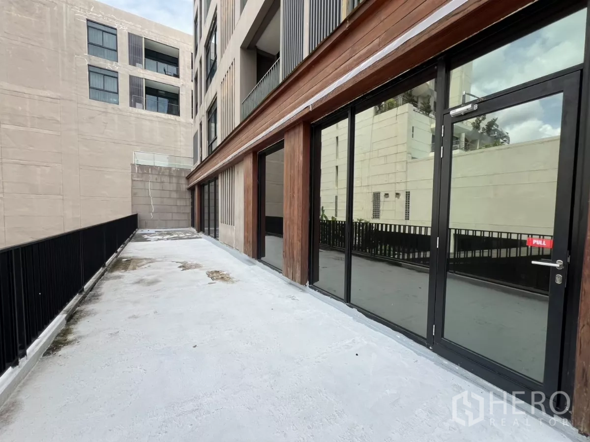 Retail Space for rent in Watthana, Bangkok - Long terrace walkway beside the retail façade with black railing.