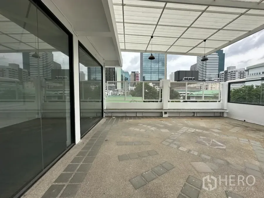 Retail Space for rent in Bang Rak, Bangkok - Semi-outdoor deck under a canopy with city views and built-in benches.
