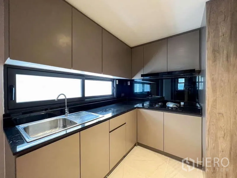 独立式住宅 出售在Yan Nawa, Bangkok - 泰式厨房另一视角，黑色石材台面与横窗