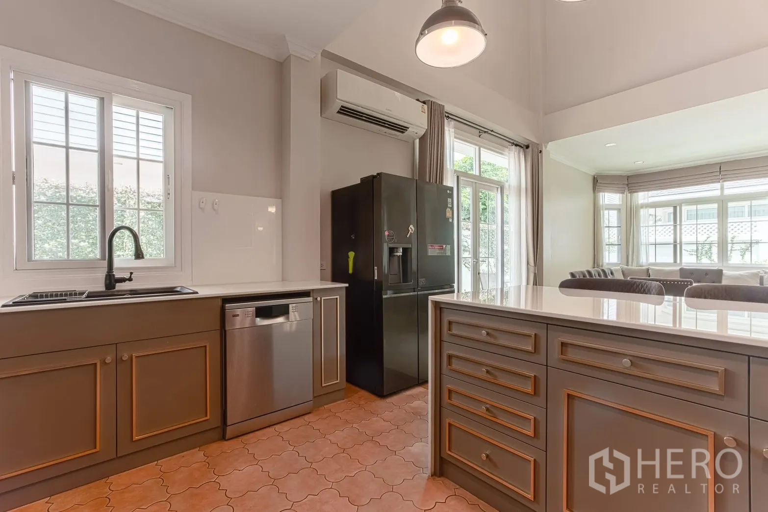 บ้านเดี่ยว for rent in Bang Na, Bangkok - มุมครัวพร้อมซิงก์ เครื่องล้างจาน ตู้เย็นบานคู่ และประตูออกชานระเบียง