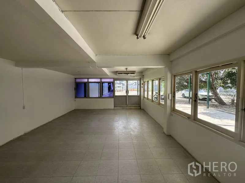 คลังสินค้า ให้เช่าในPak Kret, Nonthaburi - พื้นที่สำนักงานโล่ง โคมไฟฟลูออเรสเซนต์ หน้าต่างรอบด้าน และประตูออกสู่ลาน