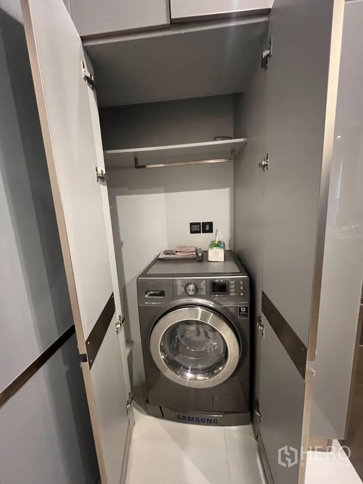 公寓 出租在Huai Khwang, Bangkok - 内置柜中隐藏三星前置洗衣机，并设上方储物层板。
