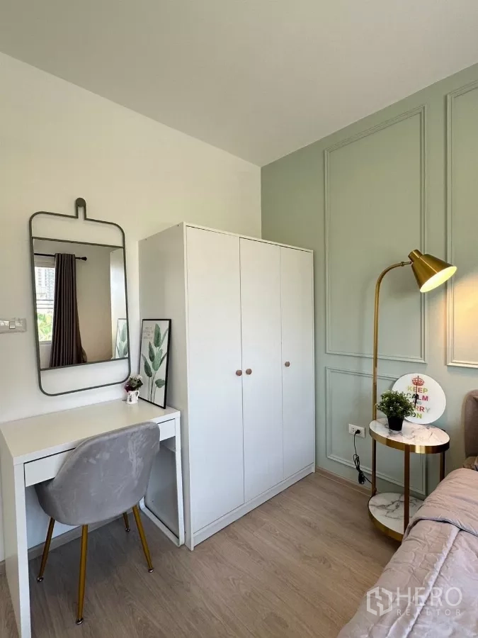 Townhouse for rent in Bang Phli, Samut Prakan - Corner view of the second bedroom showing wardrobe and floor lamp.