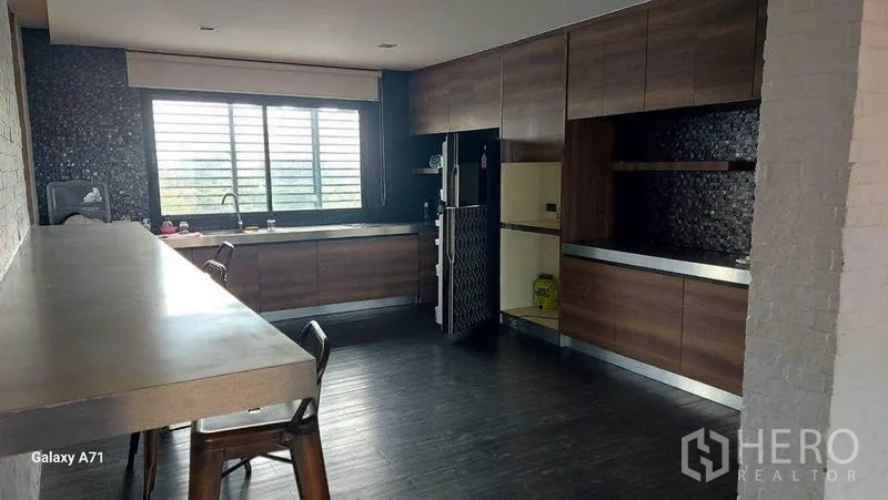 带办公室的家 出租在Nong Khaem, Bangkok - 员工厨房，长吧台、充足柜体与大窗户。