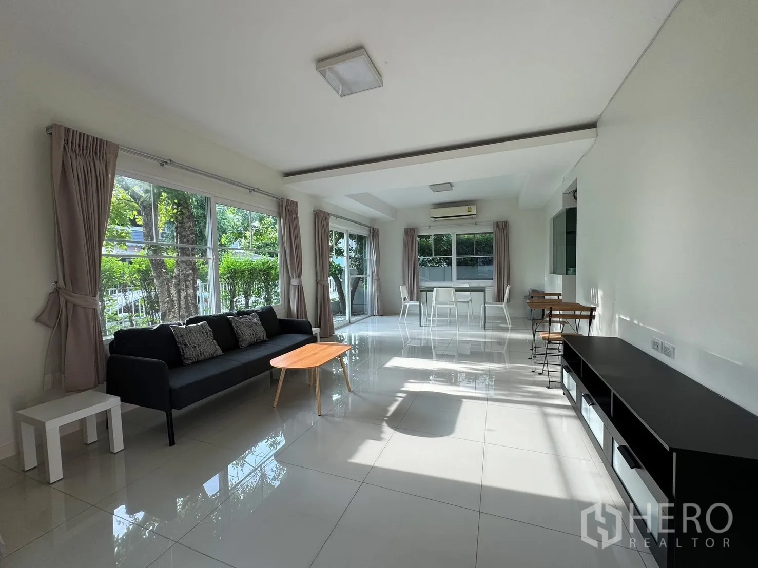 独栋房屋 for rent in Bang Phli, Samut Prakan - 开放式客餐厅，通透大窗采光充足。