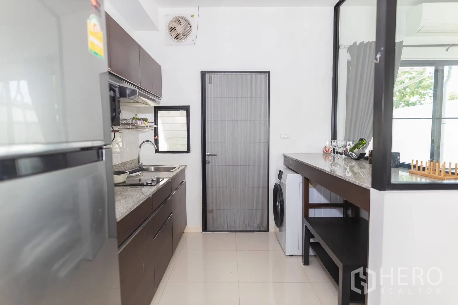 ทาวน์เฮาส์ for rent in Bang Phli, Samut Prakan - ครัวแถวเดียวพร้อมเคาน์เตอร์บาร์และช่องระบายอากาศ