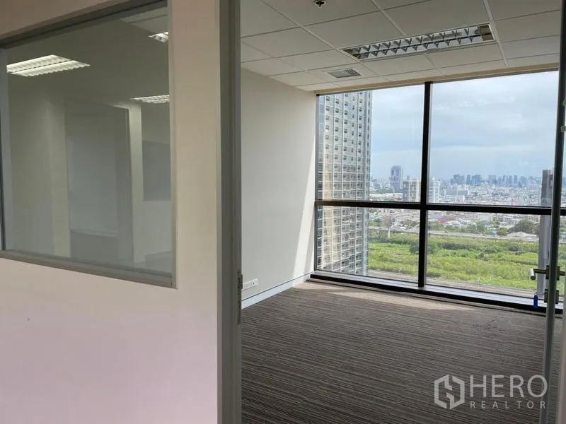สำนักงาน ให้เช่า - ทางเข้าห้องทำงานกั้นกระจก สู่ห้องวิวเมืองและสวน