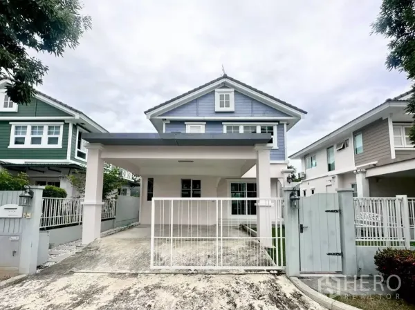 บ้าน ให้เช่าในBang Phli, Samut Prakan - ด้านหน้าบ้านเดี่ยวสองชั้นโทนฟ้าพร้อมโรงจอดรถและรั้วหน้าบ้าน