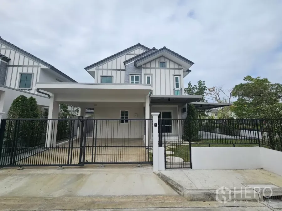 Detached House for rent in Bang Phli, Samut Prakan - Modern two-storey detached house with gated driveway and covered carport.