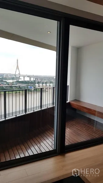 公寓 出租在Yan Nawa, Bangkok - 私享木质地台阳台与栏杆，远眺大桥景观。