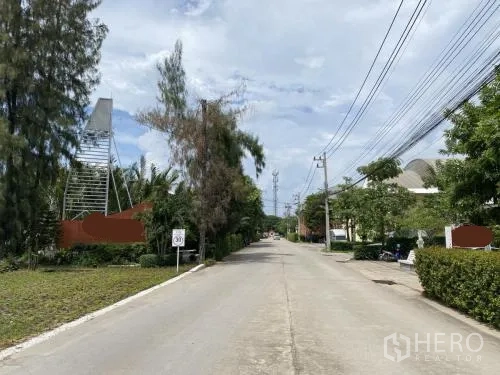 Warehouse for rent in Samut Sakhon - Tree-lined access road inside the industrial estate near the warehouse.