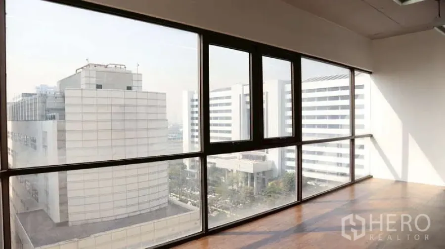 สำนักงาน ให้เช่า - ออฟฟิศกระจกเต็มผนัง มองเห็นตึกสมัยใหม่และวิวเมือง พร้อมพื้นไม้