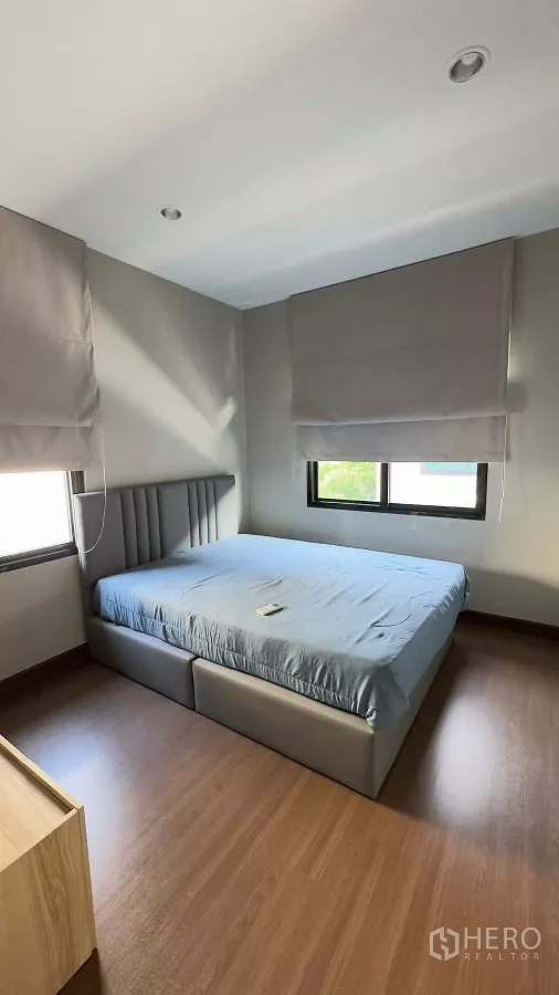 บ้าน ให้เช่าในSamut Prakan - ห้องนอนรองมีหน้าต่างสองบาน มู่ลี่ และเตียงบุนวม