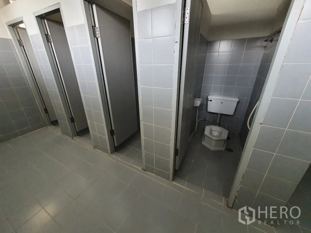 โรงงาน for rent in Bang Pa-in, Phra Nakhon Si Ayutthaya - ห้องน้ำปูกระเบื้องพร้อมคูหาหลายห้องแบบนั่งยอง.