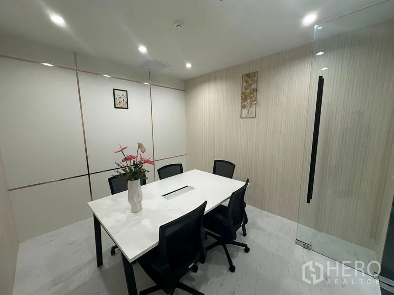 สำนักงาน ให้เช่า - ห้องประชุมกระจก โต๊ะขาว 6 ที่นั่ง พร้อมช่องเดินสาย