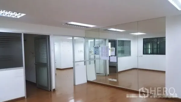 คลังสินค้า ให้เช่าในSuan Luang, Bangkok - พื้นที่สำนักงานกั้นกระจกภายในโกดัง ผนังกระจกเงาและไฟฟลูออเรสเซนต์