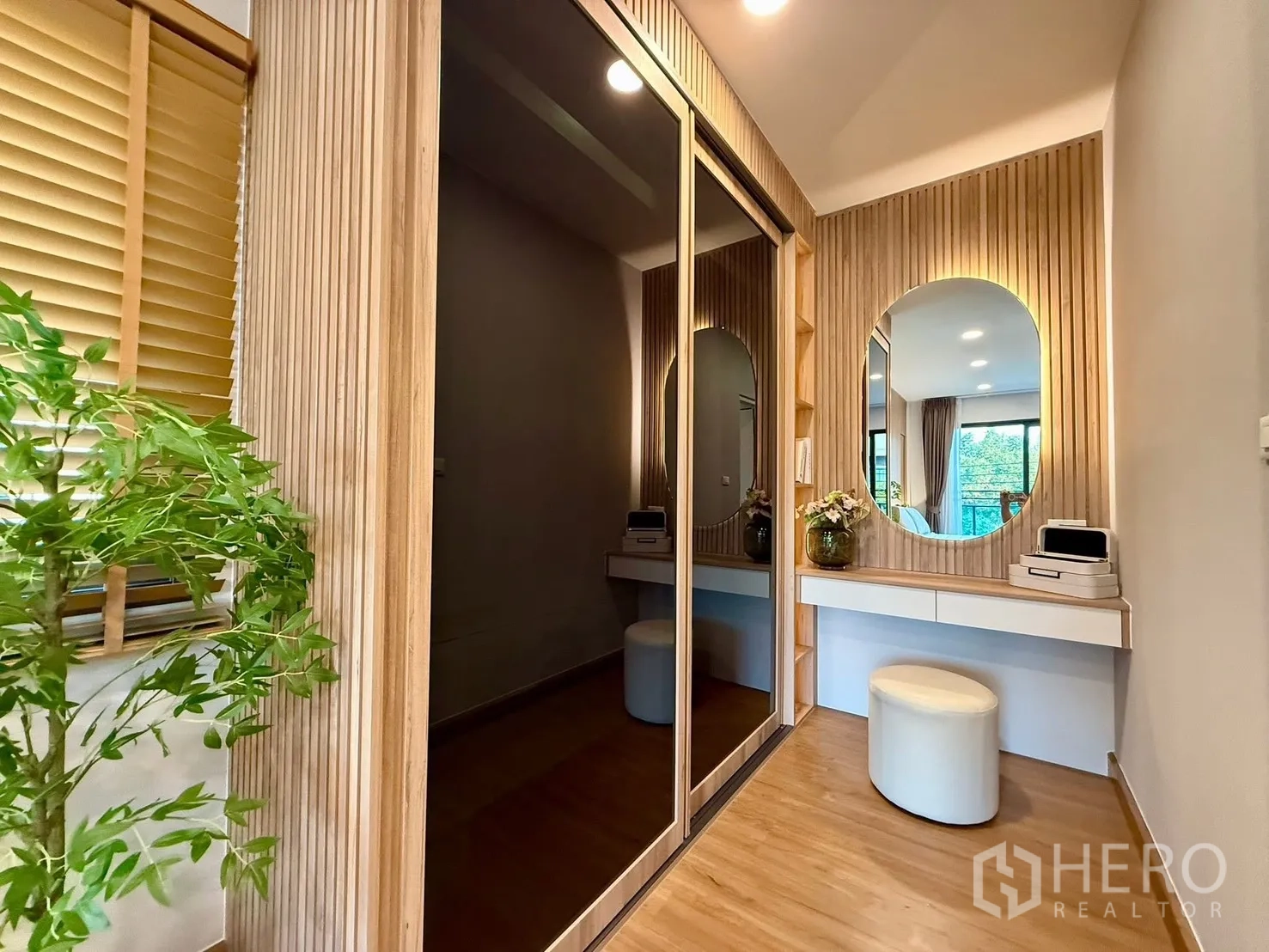 Detached House for rent in Bang Phli, Samut Prakan - Dressing corner with mirrored wardrobe and built-in makeup table.