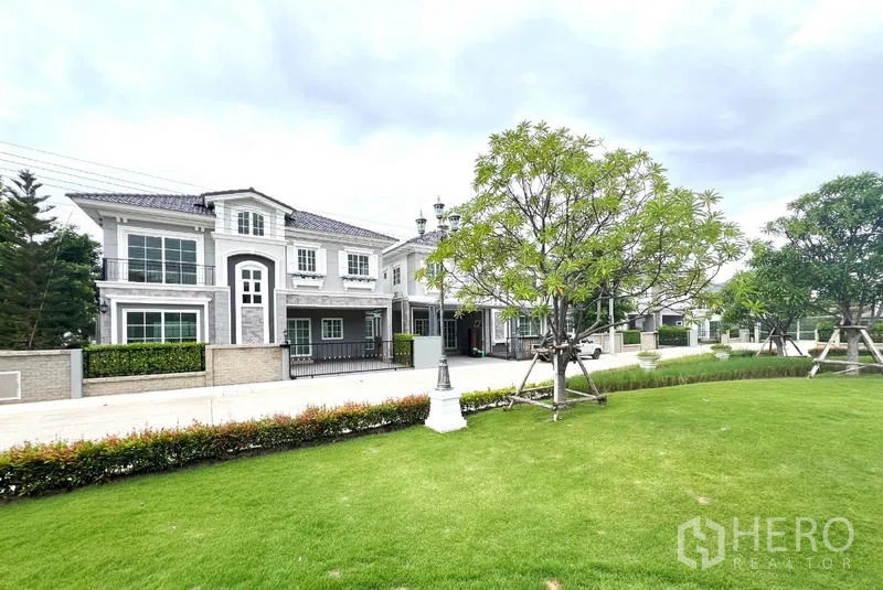 独立式住宅 出租 - 社区道路旁成排两层独栋别墅与绿化草坪。