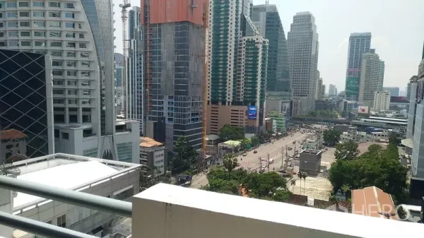 公寓 出售在Watthana, Bangkok - 从阳台远眺阿索克路口与素坤逸高楼的城市景观。