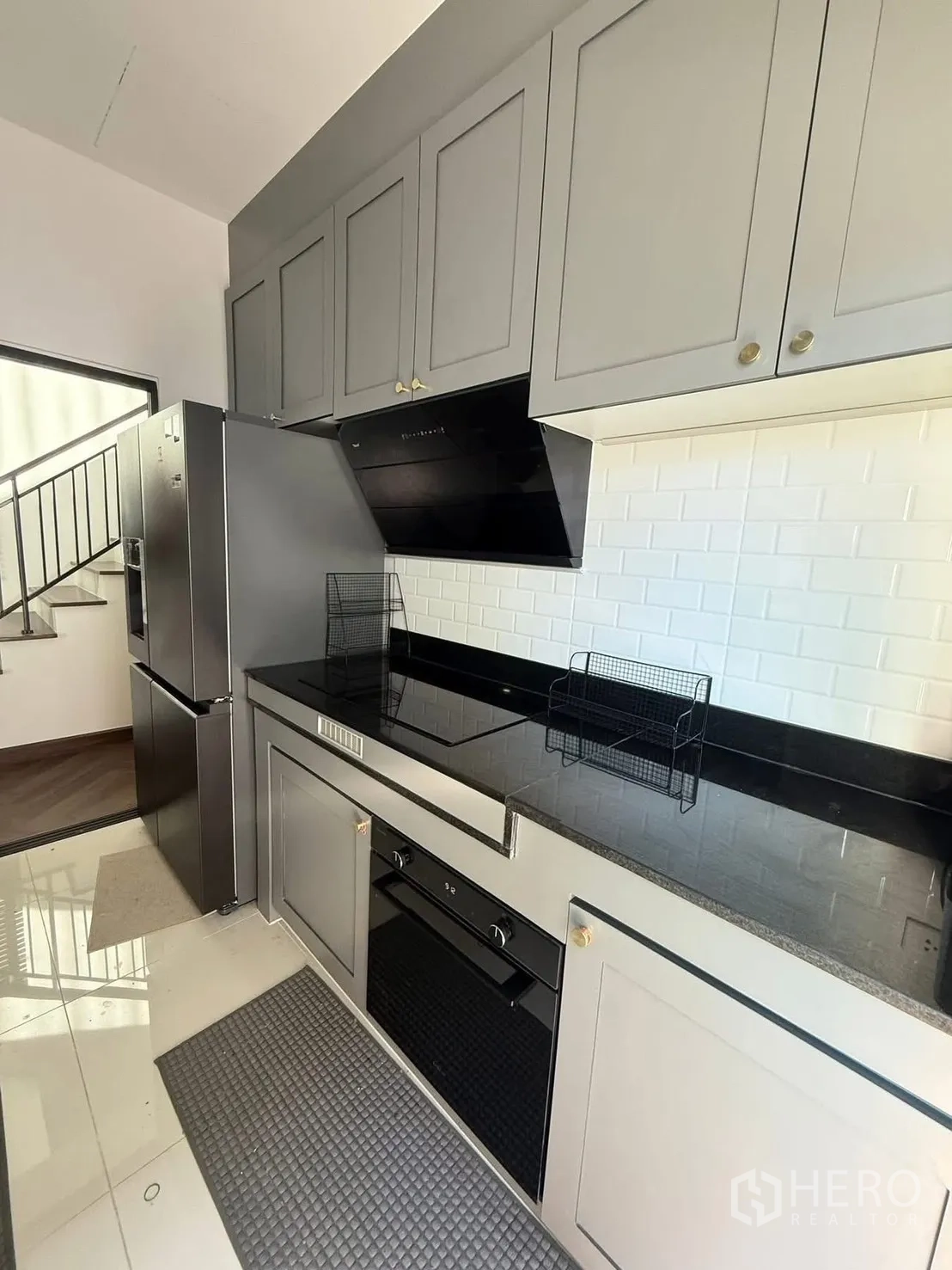 บ้านเดี่ยว for rent in Bang Phli, Samut Prakan - ครัวปิดท็อปหินสีดำ มีเตา ฮูด เตาอบ และตู้เย็น.