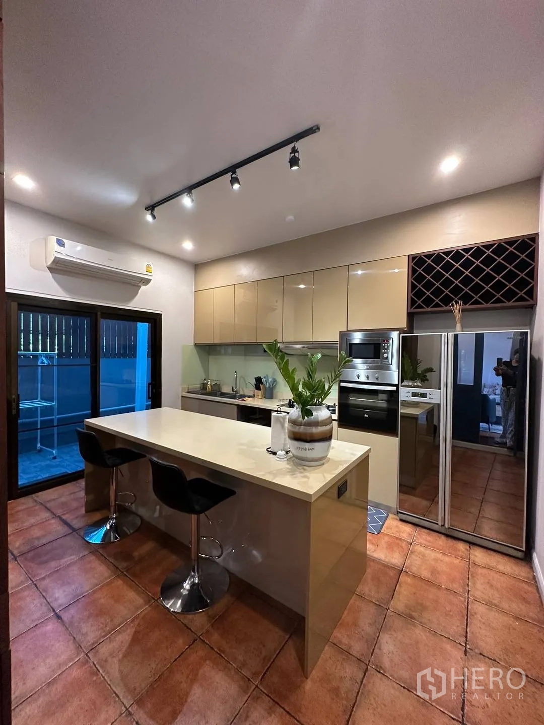บ้านเดี่ยว for rent in Watthana, Bangkok - ครัวสมัยใหม่มีไอส์แลนด์ เตาอบบิลท์อิน และไฟราง